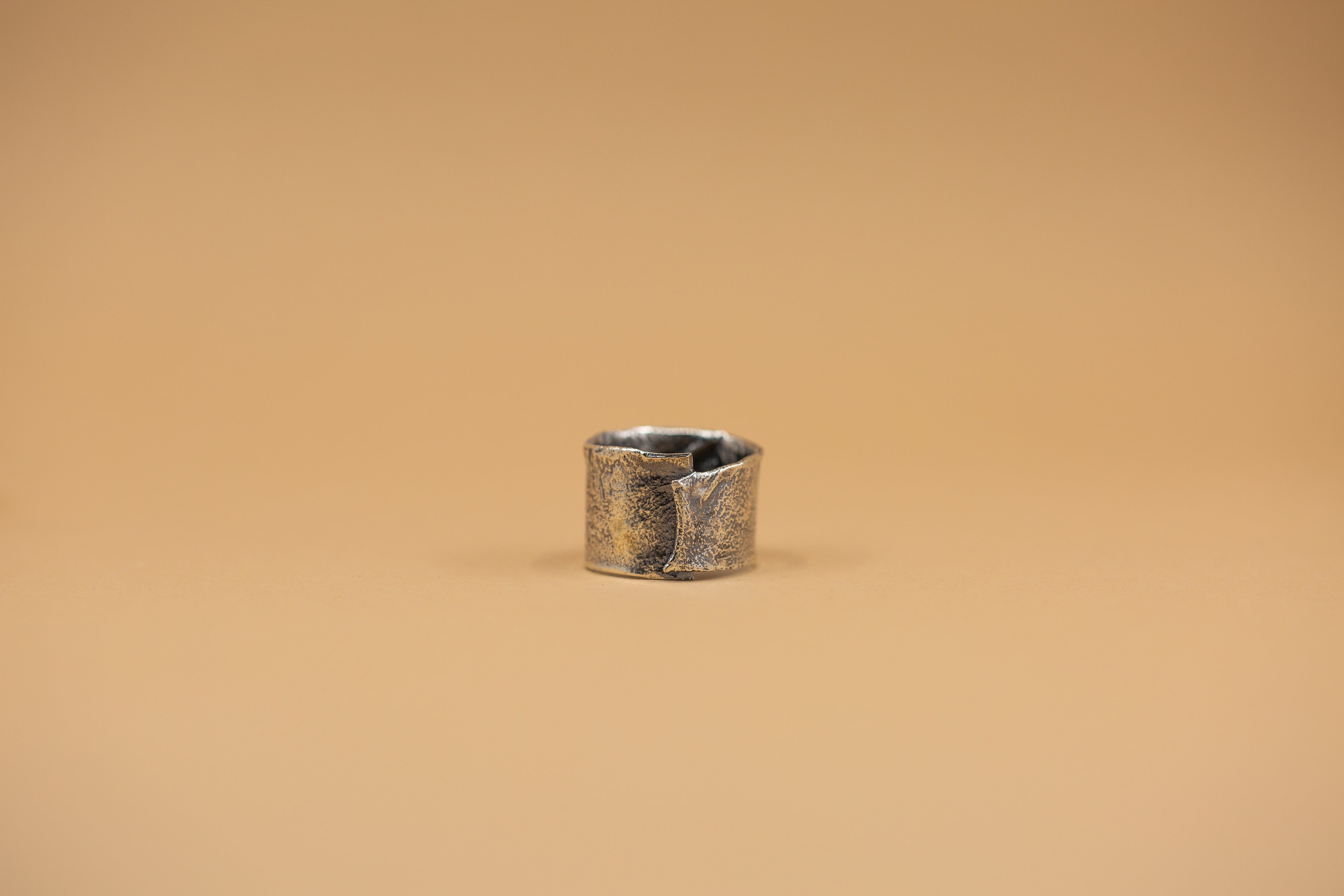 textured overlap band